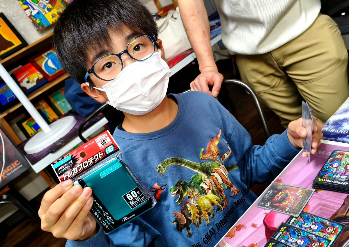 anoa_mushijingi's tweet photo. 2位のZ選手には、アンバサダーを務めさせてもらってますアンサーさん（@Answer_cp）から提供頂いたスリーブをプレゼント！

キラキラでかっこいいぜ！
#蟲神器
#アンサーアンバサダー https://t.co/uyKtwKS9Tt