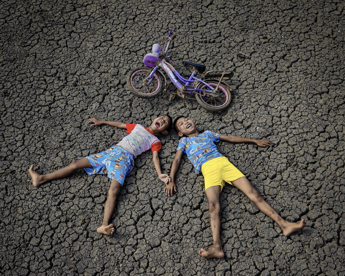 Xiaomi's tweet photo. Some feelings are found in the moments between words, in a lingering look or a smile that says more than words ever could.

Revisiting the winning photographs of Xiaomi Imagery Awards 2024, created through the Xiaomi × Leica photography competition, we find the subtle feelings behind each expression, preserved in frames that let these fleeting emotions live on.

📸Maizal, Phoe Char, Khin Pyae Shan, Aye Min Khaing