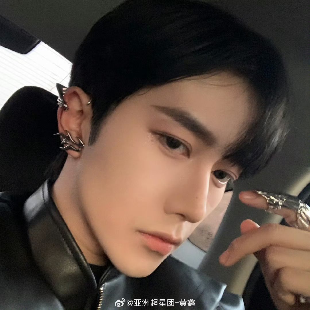 xxgxingmi's tweet photo. Xingxing has such a fashionista soul. The way he used to wear these stylish earrings and earcuffs with cunty rings along with leather styles??? 

That's a natural diva right there💅🏻✨️

#EliotHuang #HuangXing https://t.co/zoRlFYeE2M