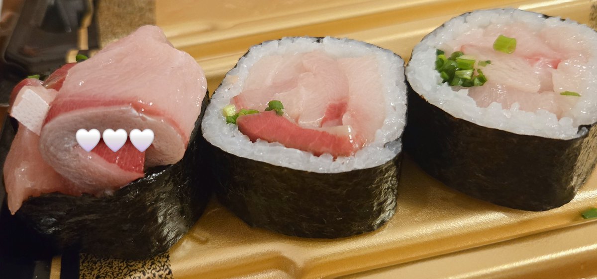 1004t3n4's tweet photo. 今日はスーパーのお寿司🍣にしたんだけど、当たり前に端っこくれる夫がだいすきなんだよ〜🤍🙈
わたしもたくさん優しいをあげたいな〜 https://t.co/ORay4CuAYi