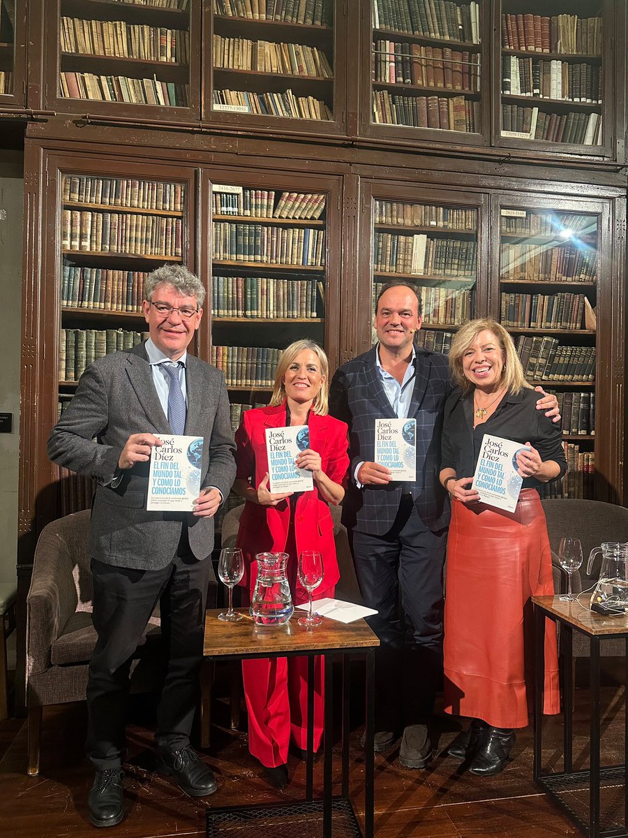 josecdiez's tweet photo. Un lujo presentar mi nuevo anoche en la biblioteca del @ateneodemadrid con un debate de mucho nivel con Álvaro Nadal, @CriadoSusana @78laurablanco https://t.co/mObhJmp9zv