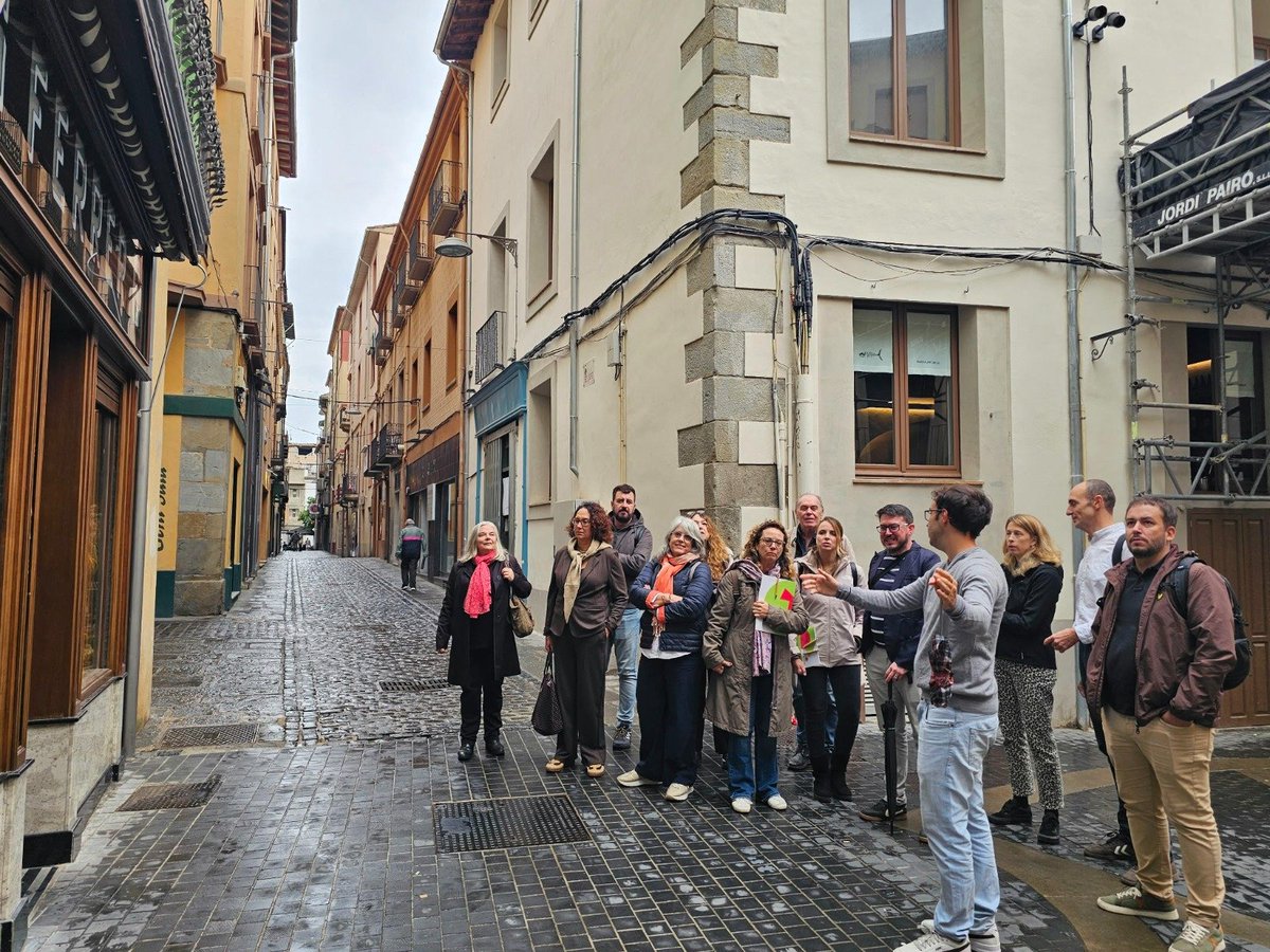 NodeGarraf's tweet photo. El comerç del Garraf busca inspiració a Olot i Lloret de Mar.

Dilluns 19/10/26 hem celebrat el Retail Tour Marca Garraf 2026, una jornada per conèixer de primera mà experiències de dinamització comercial i bones pràctiques que ens poden ajudar a impulsar el comerç de proximitat https://t.co/U5N3L8MihC