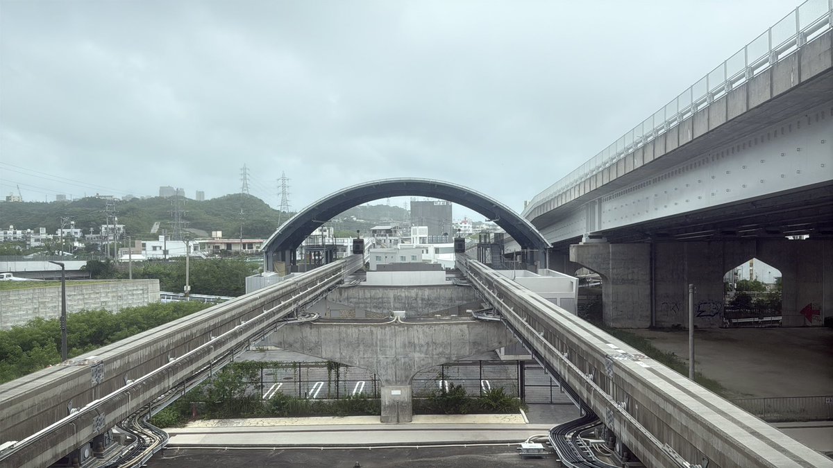 shioneru8's tweet photo. 本日発売の『旅と鉄道』2026年12月号にて、連載「鉄道完乗への道」をお届けしております！
第3回目はゆいレールです🌺

お近くの書店や下記URLからぜひチェックしてみてください！
https://t.co/2nMZpUF82e https://t.co/6PeQjJjzfV
