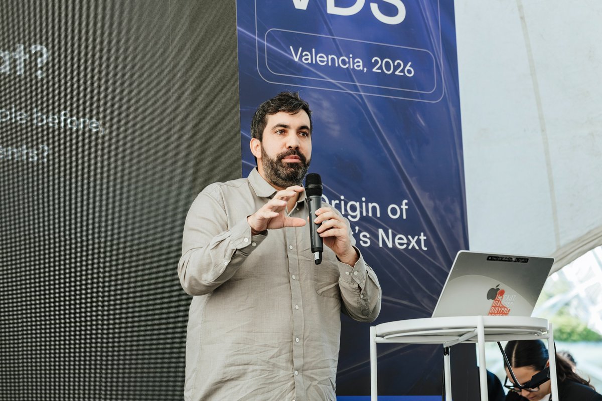 VDS_event's tweet photo. 🧠 AI tools are only as useful as the people using them

Alejandro Vidal, Founder of Mind Makers, breaks down how to train hundreds of employees and scale AI adoption in this 20-minute workshop

Get your team up to speed at #VDS2026 🙌 https://t.co/cm9tUbfPUx