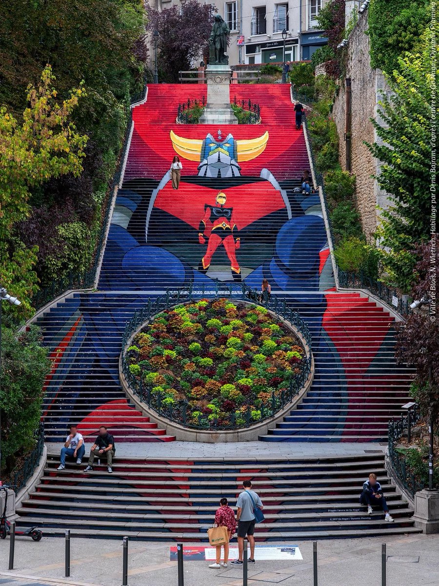 creapills's tweet photo. À Blois, le célèbre escalier Denis-Papin se transforme en hommage monumental à Goldorak pour célébrer les 50 ans du robot culte.

À l’occasion du festival BD BOUM, du 20 au 22 novembre 2026, Actarus et Goldorak prennent possession des 122 marches de pierre. Cette illustration spectaculaire est signée Denis Bajram, co-scénariste et dessinateur de la BD *Goldorak* publiée en 2021.

Photo : N. Wietrich / Ville de Blois
