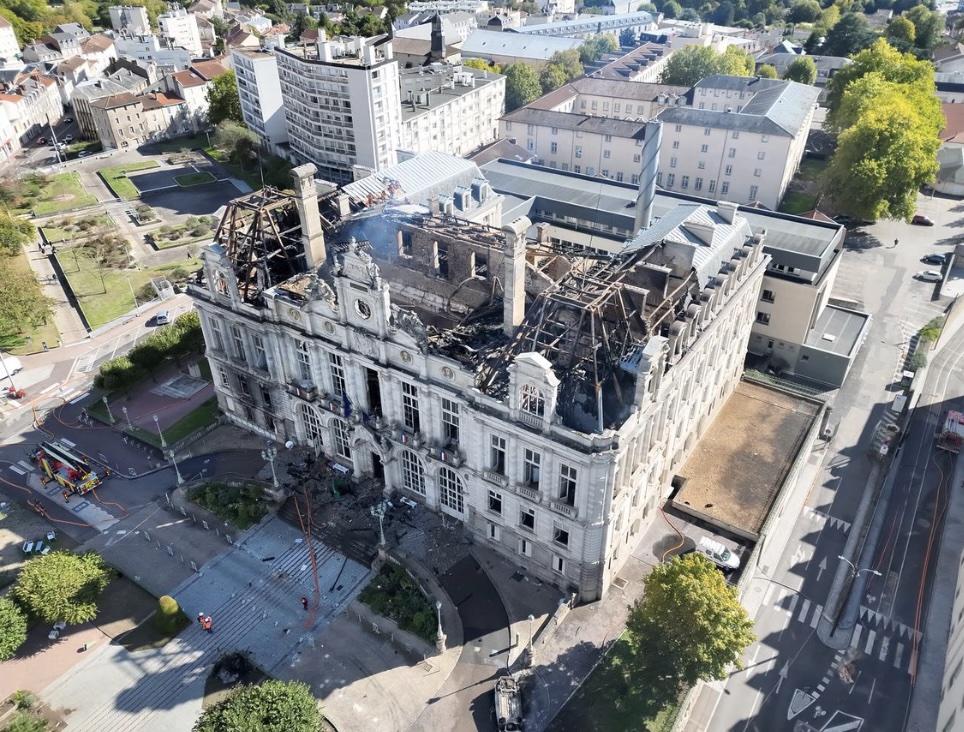 CerfiaFR's tweet photo. 🇫🇷🔥 FLASH | La ville de Limoges lance une CAGNOTTE PUBLIQUE pour sauver sa mairie, ravagée par un incendie.

En partenariat avec la Fondation du patrimoine, la municipalité espère récolter 300 000 euros pour préserver les parties encore intactes et préparer la reconstruction du bâtiment historique.

Plus de 20 000 euros ont déjà été récoltés.