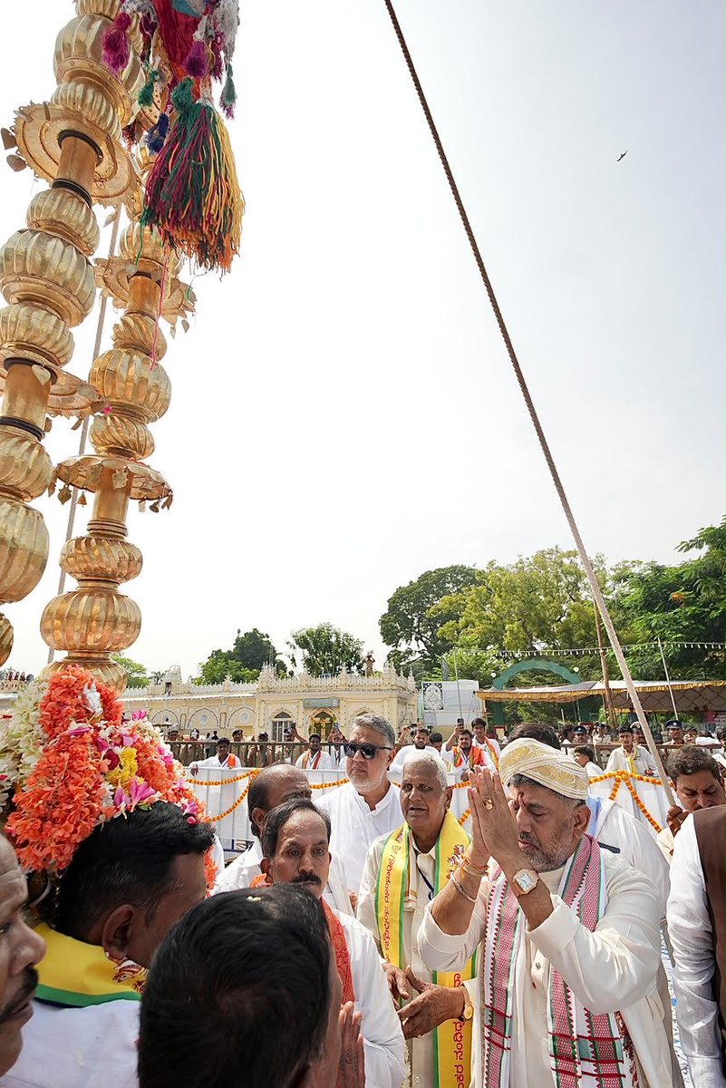 DKShivakumar's tweet photo. ನಂದಿಧ್ವಜ ಮುಗಿಲೆತ್ತರಕ್ಕೆ, ದಸರಾ ವೈಭವ ಜಗದಗಲಕ್ಕೆ 

ನಾಡಹಬ್ಬ ದಸರಾ ಅಂಗವಾಗಿ ಮೈಸೂರು ಅರಮನೆಯ ಬಲರಾಮ ದ್ವಾರದಲ್ಲಿ ಇಂದು ನಂದಿಧ್ವಜಕ್ಕೆ ಪೂಜೆ ನೆರವೇರಿಸಿ, ನಾಡಿನ ಸಮೃದ್ಧಿ, ಸುಖ-ಶಾಂತಿ ಹಾಗೂ ಸರ್ವರ ಕಲ್ಯಾಣಕ್ಕಾಗಿ ಪ್ರಾರ್ಥಿಸಿದೆ. 

ಮೈಸೂರು ದಸರಾ ಸಂಪ್ರದಾಯದಲ್ಲಿ ಈ ನಂದಿಧ್ವಜ ಪೂಜೆಗೆ ವಿಶೇಷ ಮಹತ್ವವಿದೆ. ಐತಿಹಾಸಿಕ ಜಂಬೂಸವಾರಿಗೆ ಧಾರ್ಮಿಕ ವಿಧಿವಿಧಾನಗಳೊಂದಿಗೆ ಚಾಲನೆ ನೀಡುವ ಈ ಆಚರಣೆಯು ನಾಡಿನ ರಾಜಪರಂಪರೆ, ಧಾರ್ಮಿಕ ನಂಬಿಕೆ ಮತ್ತು ಸಾಂಸ್ಕೃತಿಕ ವೈಭವದ ಪ್ರತೀಕವಾಗಿದೆ. 

ಈ ಶುಭ ಸಂದರ್ಭದಲ್ಲಿ ಸಚಿವರುಗಳು, ಶಾಸಕರು ಸೇರಿದಂತೆ ಹಲವು ಗಣ್ಯರು ಉಪಸ್ಥಿತರಿದ್ದರು.