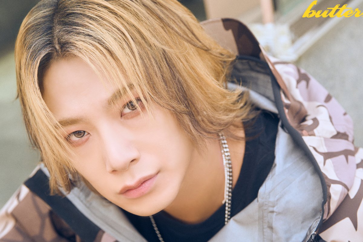 Auditionblue's tweet photo. ⋆⊹𓂃 ࣪ ˖『#butter06🧈』travelling🧳⋆⊹𓂃 ࣪ ˖

みなさまおつかれさまです🙇‍♂️

 #butter06フェスタ🎉🎊🥳

本日の未公開カットは、初冠番組『なんでも検証！？ #全力戦士OWV』が絶賛放送中の、#OWV からお2人🔥🔥

1枚目はリーダーの #本田康祐 さん❤ 

【HMV限定「OWV」表紙・裏表紙・ポストカード特典付き】
🛒ご予約・ご購入はこちらから⬇
https://t.co/ZRGWTNLheS

（撮影=#映美/インタビュー=#松田美保）