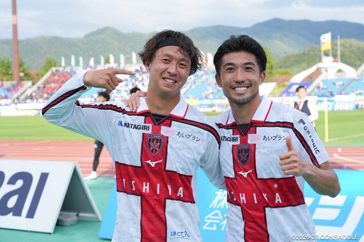 consaofficial's tweet photo. 平日13時キックオフのアウェイ戦に駆けつけた約400名のサポーターの皆さまと喜びを分かち合うことができ、大変嬉しく思います🔴⚫️

現地に来れなかった皆さまも含め、それぞれの場所から応援いただき、誠にありがとうございました🤝

中3日でアウェイ富山戦を迎えます。
気を引き締めて、3連勝を掴み取りましょう。

#consadole #コンサドーレ