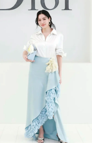 AboutMusicYT's tweet photo. Lingling Kwong was the top celebrity of Fashion Week SS27, leading with over 18.75% in share of voice. https://t.co/JHKUx0FuyW