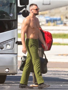 adeniyialiu007's tweet photo. Shirtless and in green pants, Travis Kelce steps into Miami like he owns the place. https://t.co/jzydbQshQy