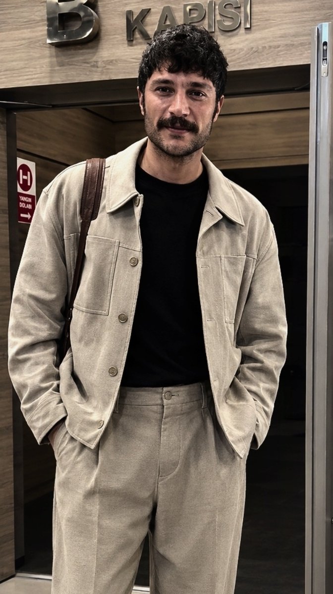 ilhansenxroro's tweet photo. - مُغرمة بالاوتفت خطير 🫠🖤🔥! •
#ilhanşen https://t.co/FZB859cbUl