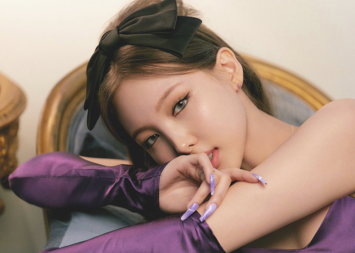 kchartsmaster's tweet photo. NAYEON will reportedly make her comeback in November.

https://t.co/mmejyfJnyd https://t.co/FQN5BHLhzU