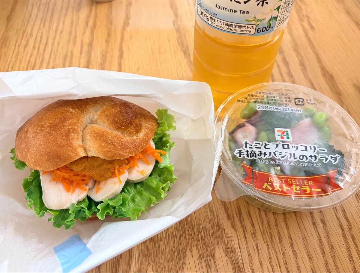 msbrpondi's tweet photo. (ダイエット報告)

朝ごはんは鮭おむすび
お昼ごはんはチキンと野菜のベーグルサンドとタコとブロッコリーのサラダ
夜ごはんは野菜炒めとなめこでした！

お昼のベーグルサンドがめちゃくちゃ美味しくて満足感すごかった🥺🥯🩵 https://t.co/gzIAZDvQg6