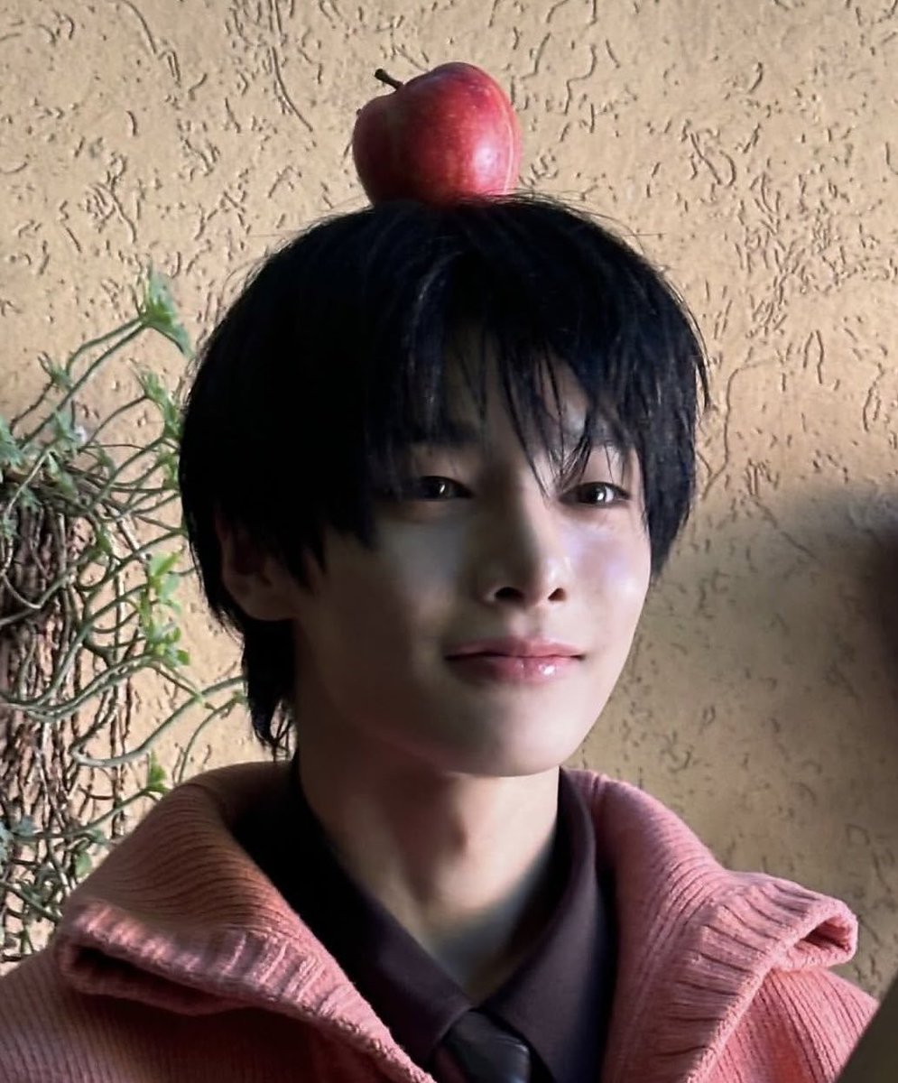 innieveneta's tweet photo. it’s apple day… jeongin you know what to do https://t.co/Y55doxodu4