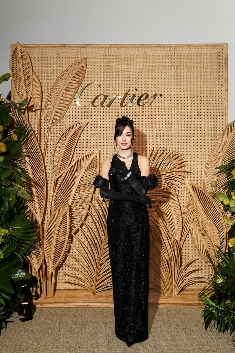ANiceEnt's tweet photo. CARTIER BRINGS ‘INTO THE WILD’ TO LIFE IN SINGAPORE

#LinglingKwong #หลิงหลิงคอง 
#CartierThailand 
#CartierIntoTheWild 

@cartier ร่วมฉลองการเปิดตัว “Into the Wild” ณ ประเทศสิงคโปร์ เนรมิตบ้านเก่าแก่อันทรงคุณค่าทางประวัติศาสตร์และธรรมชาติอันร่มรื่นของ Rochester Park ให้กลายเป็นดินแดนที่สะท้อนความหลงใหลของเมซงที่มีต่อโลกแห่งพืชพันธุ์และสรรพสัตว์ โดยมีนักแสดงสาวชาวไทย หลิงหลิง ศิริลักษณ์ คอง (@linglingkwong) บินลัดฟ้าไปร่วมงานในฐานะแขกคนพิเศษ พร้อมปรากฎตัวในลุคเครื่องประดับรุ่นใหม่จาก Faune & Flore de Cartier

แขกผู้มีเกียรติได้สัมผัสผลงานและศาสตร์แห่งงานฝีมือของเมซง ท่ามกลางสวนที่ส่องประกายด้วยแสงไฟตระการตา พร้อมการแสดงเต้นอันเปี่ยมด้วยอารมณ์ และเสียงดนตรีที่กำหนดจังหวะของงานเฉลิมฉลองตลอดค่ำคืน

🔗https://t.co/DyaejfsmNr
