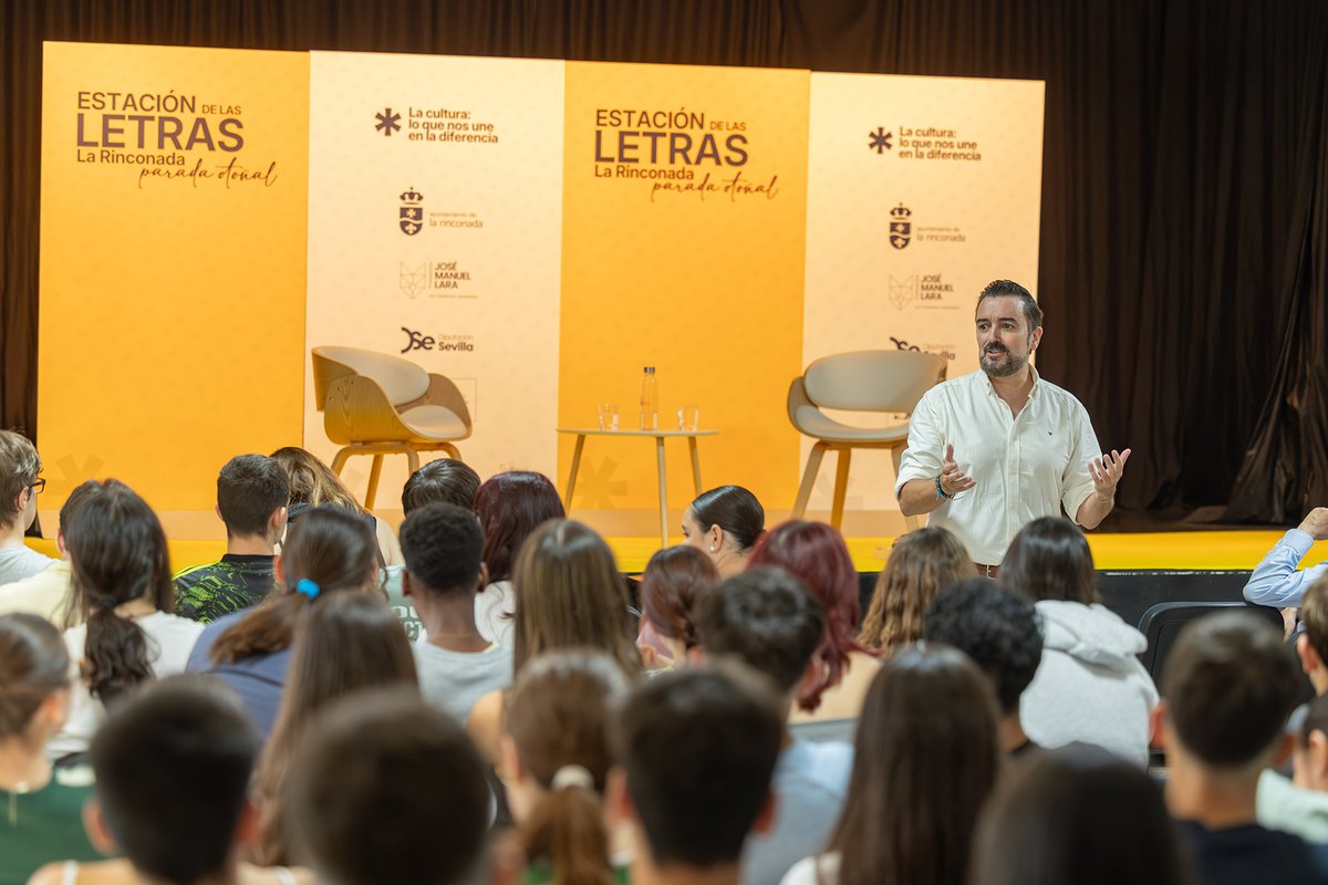 LaRinconada_Web's tweet photo. El escritor #DanielBlanco cierra el #CiclodeNovelaJuvenil en el IES Miguel de Mañara.
La Parada Otoñal #EstacióndelasLetras ha acogido el último encuentro del Ciclo de Literatura Juvenil con este escritor ganador del premio Jaén de Narrativa Juvenil y finalista del Gran Angular https://t.co/eglTi5LXDK