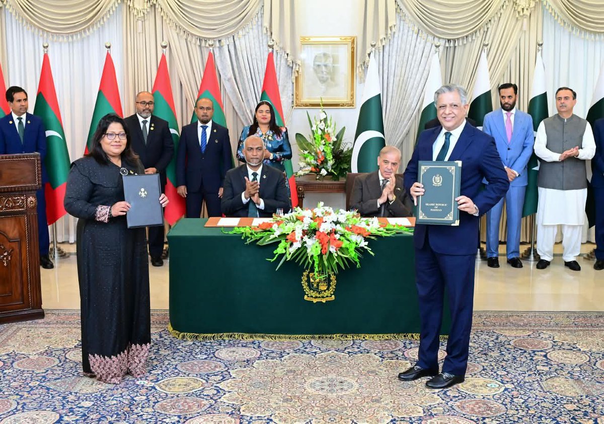 PakPMO's tweet photo. President of Maldives Dr. Mohamed Muizzu and Prime Minister of Pakistan Muhammad Shehbaz Sharif witnesses the exchange of MoUs between Pakistan and Maldives in various sectors at a ceremony at Prime Minister's House, Islamabad. https://t.co/wEvqXVbbTF