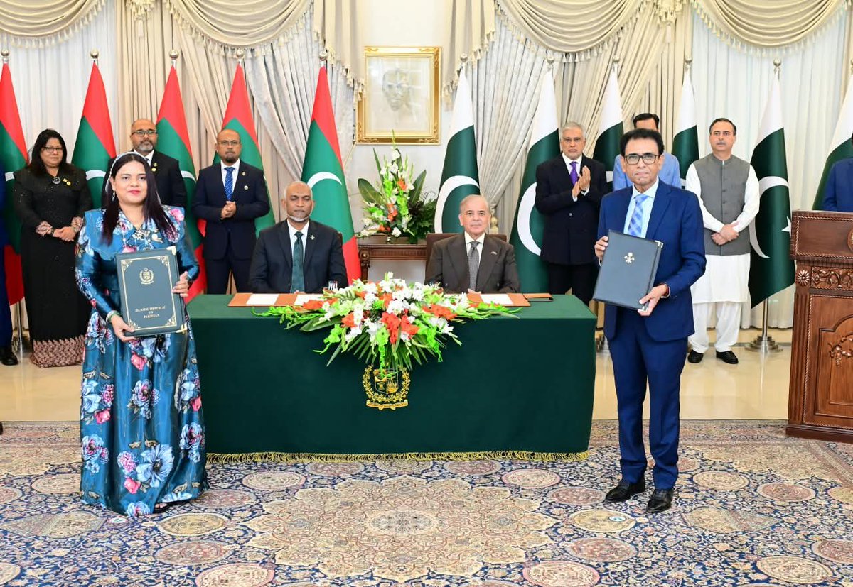 PakPMO's tweet photo. President of Maldives Dr. Mohamed Muizzu and Prime Minister of Pakistan Muhammad Shehbaz Sharif witnesses the exchange of MoUs between Pakistan and Maldives in various sectors at a ceremony at Prime Minister's House, Islamabad. https://t.co/wEvqXVbbTF