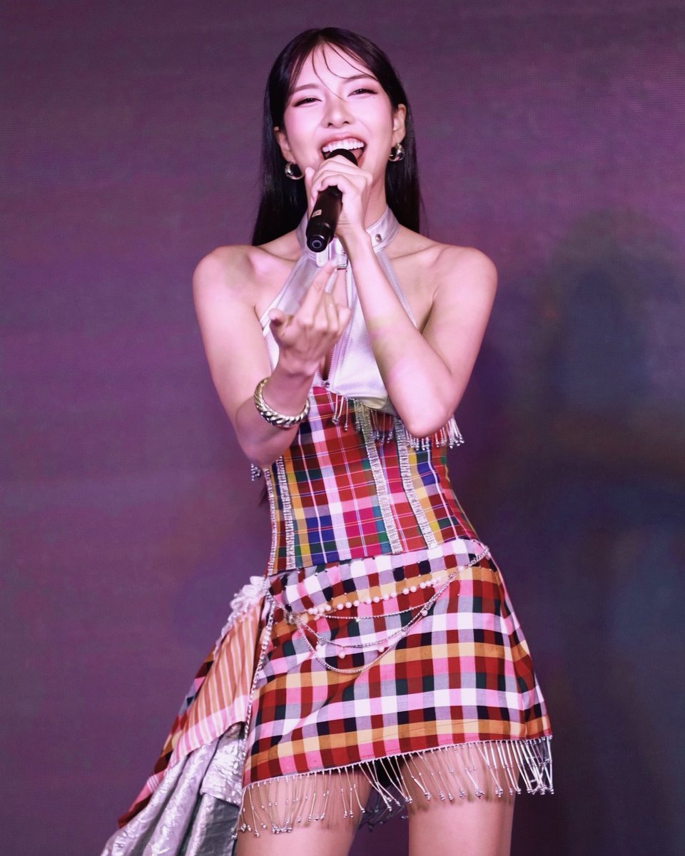 DerlaOfficial's tweet photo. DERLA : AOMAM | EYE | PIN ✨️💃

#DERLA 
#aomamswy #eyepalita #Pinsuchanan
#KongthupsMusic
#KongthupsMusicLaunchDay https://t.co/9nVNWPskHt