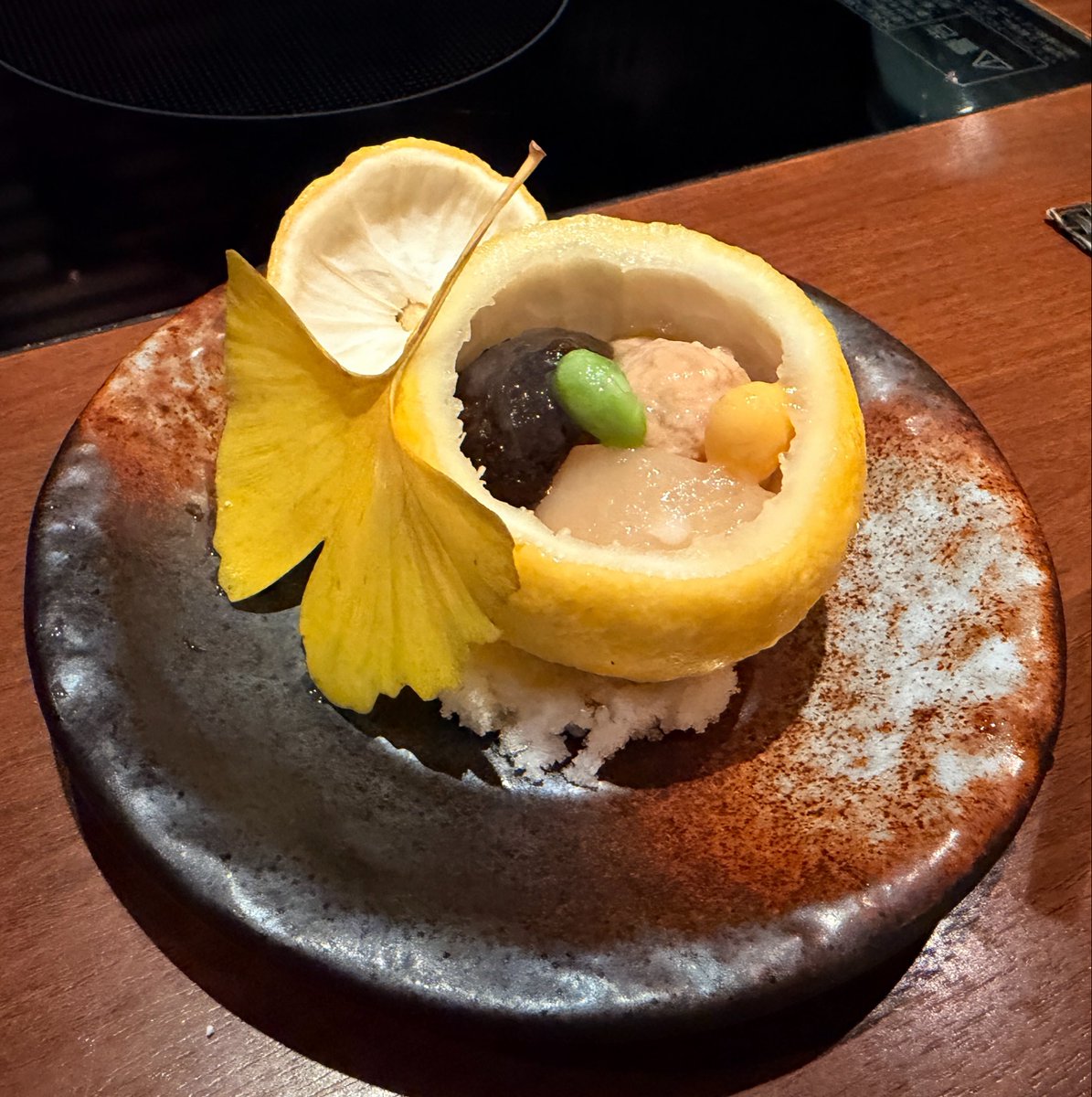 GoiaVtuber's tweet photo. 吃了日本的水炊鍋✨
水炊鍋是類似雞湯火鍋的日式火鍋，裡面會加入雞肉、雞肉丸子以及時蔬。
湯底味道醇香鮮美，療癒的味道，煮久了會很像在喝滴雞精～
雞味很重，愛吃雞雞的人會很愛（？ https://t.co/xcGfG5RIeM
