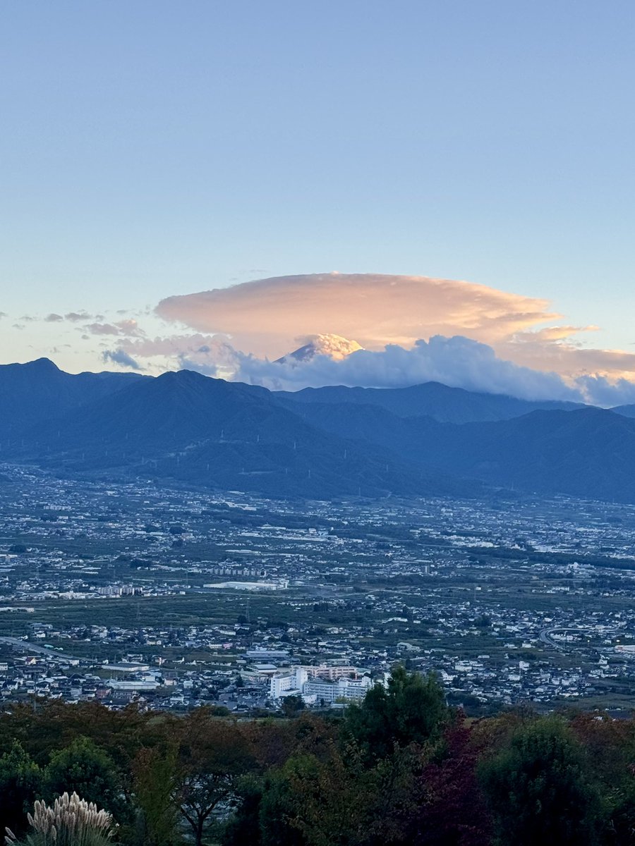 puchibeans's tweet photo. 今日の富士山は神秘的だった🗻✨
#富士山 https://t.co/VWO8FsrLTP