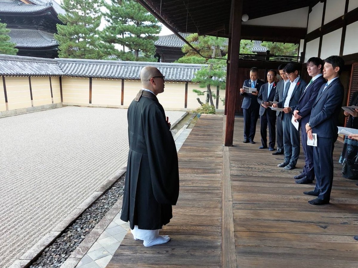 motohikosaitoH's tweet photo. 本日、関西広域連合委員会と近畿ブロック知事会議が京都府で開催されました。今回は日本最大の禅寺・妙心寺が会場となり、ドクターヘリの安定運航体制の確保や、不登校対策に対する国支援の更なる拡充など、各種政策テーマと国への要望の強化について、各府県知事と議論を深めました。

枯山水の庭が趣を醸し出す退蔵院など、広大で静けさに包まれた妙心寺の境内を散策する中で、同寺の関係者からご教示いただいた「不二（ふに）」の教え、相対する二つのものは、もともと切り離せない一つのもの、同じものの裏表であるという世界観を感じました。引き続き、様々な県政課題を真摯に受けとめながら、躍動する兵庫の実現に向けて邁進してまいります。