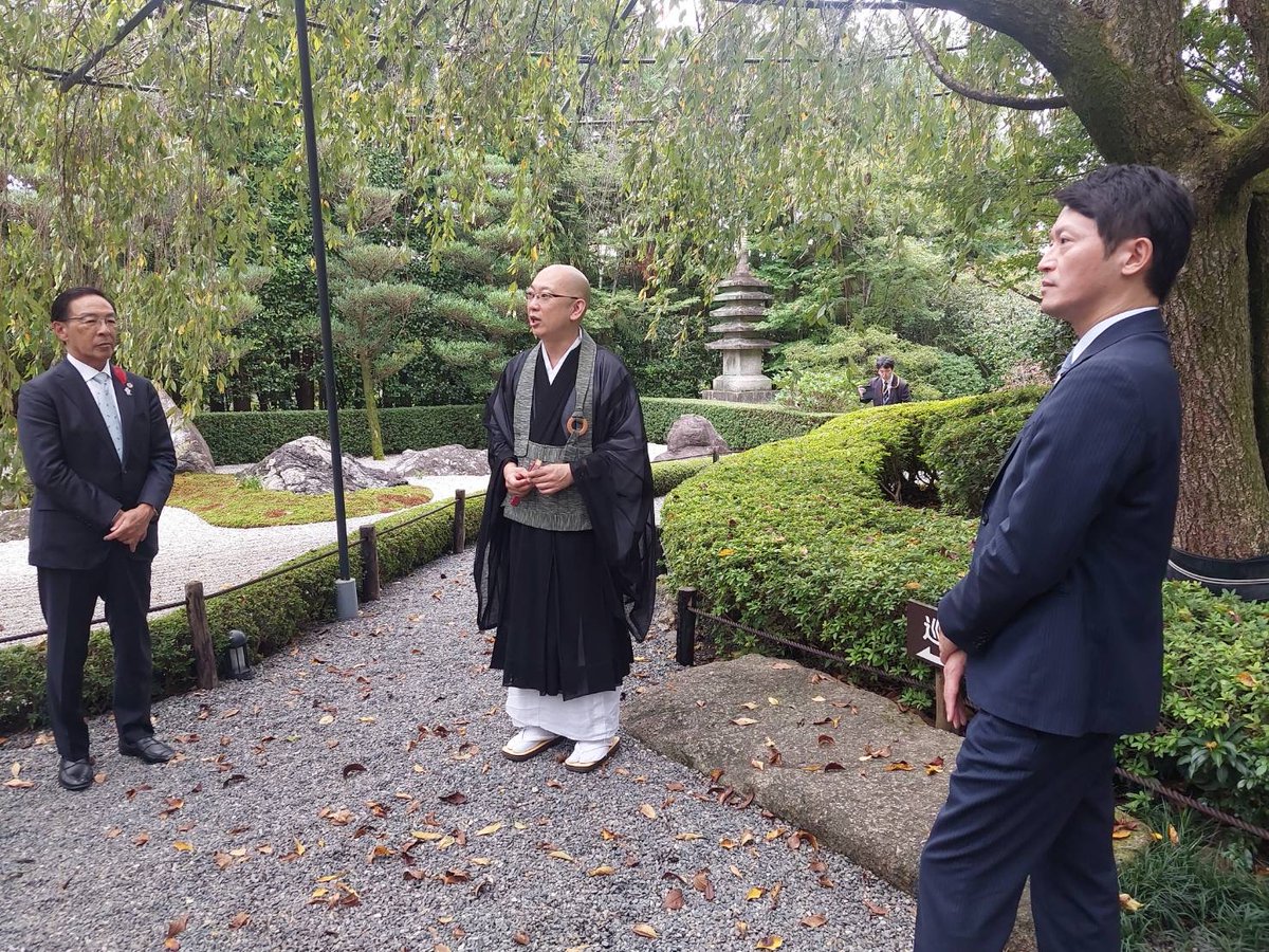 motohikosaitoH's tweet photo. 本日、関西広域連合委員会と近畿ブロック知事会議が京都府で開催されました。今回は日本最大の禅寺・妙心寺が会場となり、ドクターヘリの安定運航体制の確保や、不登校対策に対する国支援の更なる拡充など、各種政策テーマと国への要望の強化について、各府県知事と議論を深めました。

枯山水の庭が趣を醸し出す退蔵院など、広大で静けさに包まれた妙心寺の境内を散策する中で、同寺の関係者からご教示いただいた「不二（ふに）」の教え、相対する二つのものは、もともと切り離せない一つのもの、同じものの裏表であるという世界観を感じました。引き続き、様々な県政課題を真摯に受けとめながら、躍動する兵庫の実現に向けて邁進してまいります。
