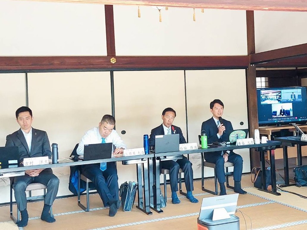motohikosaitoH's tweet photo. 本日、関西広域連合委員会と近畿ブロック知事会議が京都府で開催されました。今回は日本最大の禅寺・妙心寺が会場となり、ドクターヘリの安定運航体制の確保や、不登校対策に対する国支援の更なる拡充など、各種政策テーマと国への要望の強化について、各府県知事と議論を深めました。

枯山水の庭が趣を醸し出す退蔵院など、広大で静けさに包まれた妙心寺の境内を散策する中で、同寺の関係者からご教示いただいた「不二（ふに）」の教え、相対する二つのものは、もともと切り離せない一つのもの、同じものの裏表であるという世界観を感じました。引き続き、様々な県政課題を真摯に受けとめながら、躍動する兵庫の実現に向けて邁進してまいります。