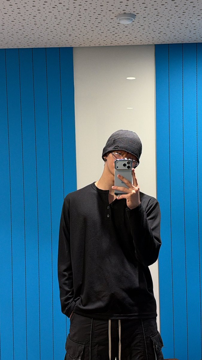 superseiyu's tweet photo. yuyu mirror selfie https://t.co/GbZhamP1Az