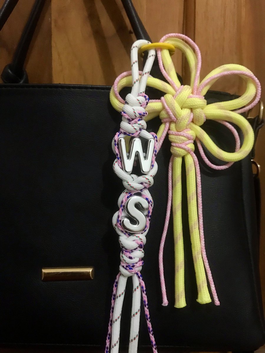 w_anggra's tweet photo. ⏳— Here's a sneak peek of my freebies,
Flower knot keychain for ROSETOPIA in Jakarta 🌸💗

See you broses~ 😘💕

#TheRose #더로즈 #ROSETOPIA
#ROSETOPIAInJakarta #RosetopiaJakartaChapter https://t.co/qA96pcdS5u