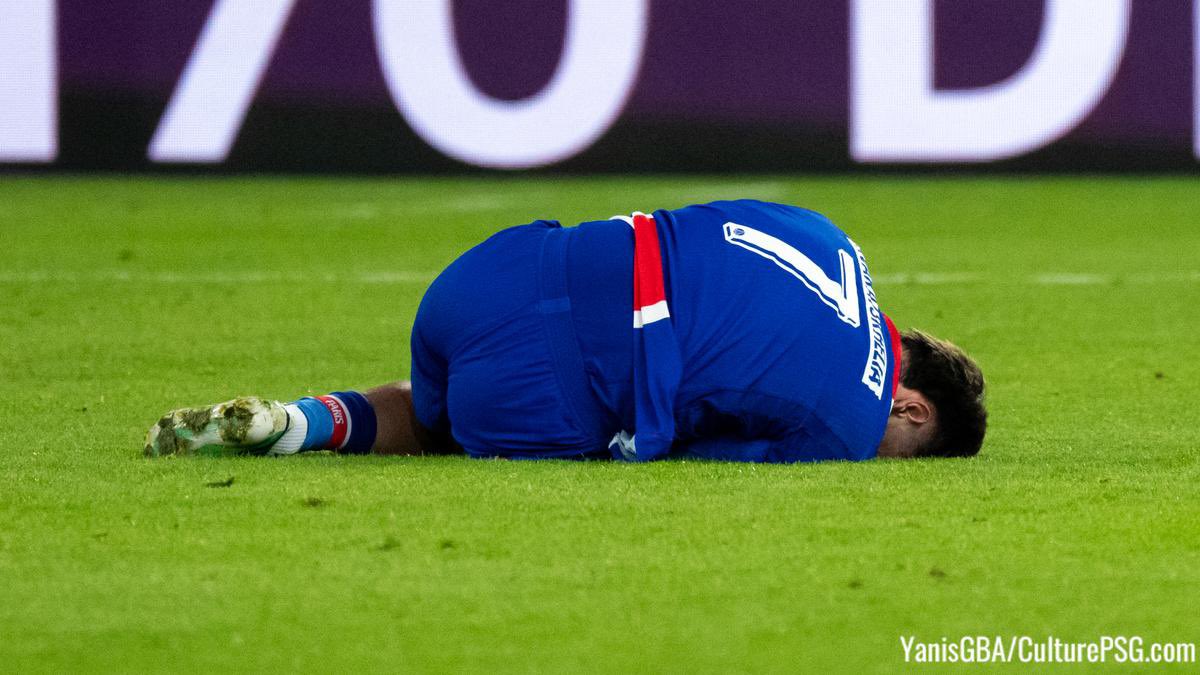 psgcommunity_'s tweet photo. C’est TERRIBLE pour Kvaratskhelia… 😰

C’est un énorme coup dur pour Luis Enrique, qui perd une de ses pièces maîtresses dans le jeu parisien. 

Tu reviendras plus fort, on est tous avec toi ❤️💙 https://t.co/ljKvExJzb6