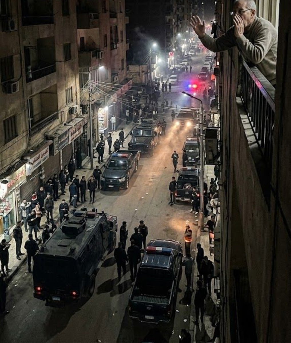 amrelhady4000's tweet photo. محمود السيسي ارسل جيش جرار عشان بيقبض على راجل مسن عنده ٧٤ سنه مبيشوفش وحالته الصحية متأخره جدا عشان كتب رايه في بوستين اسمه #طارق_المهدوي في الوقت اللي السيسي عامل منتدى لامؤاخذه للانجازات ودي اكبر الانجازات
#محمود_السيسي_اعتقل_اخويا
#Mahmoud_ElSisi_Detained_My_Brother https://t.co/W408M12Z43