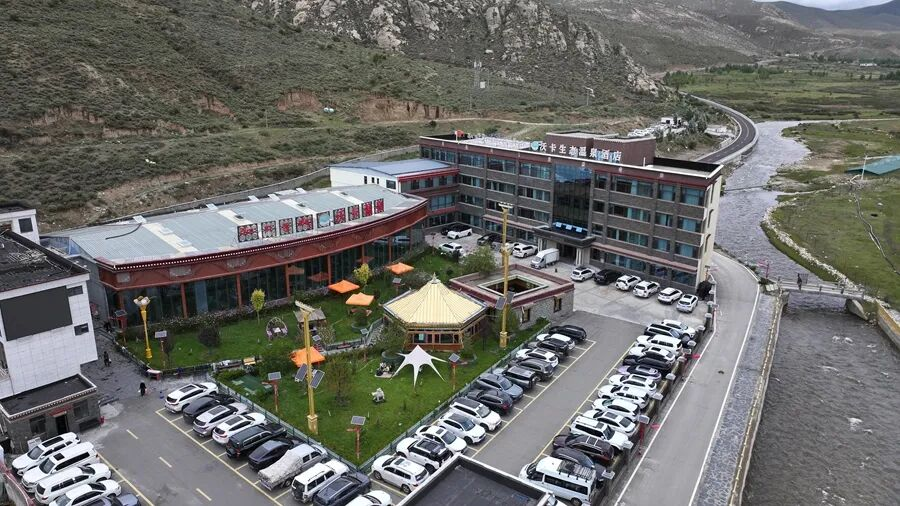 TibetNews11's tweet photo. Con l'arrivo della stagione della Rugiada Bianca, la luce #autunnale è semplicemente perfetta. Nel villaggio di Xueba, nella cittadina di Zengqi, contea di Sangri, a un'altitudine di 3.900 metri, le sorgenti termali di Pamu e Juequka sono pervase dal vapore, attirando numerosi turisti. I fiori sbocciano nei cortili delle pensioni e i turisti siedono davanti alle bancarelle di cibo, creando un'atmosfera vivace ovunque.