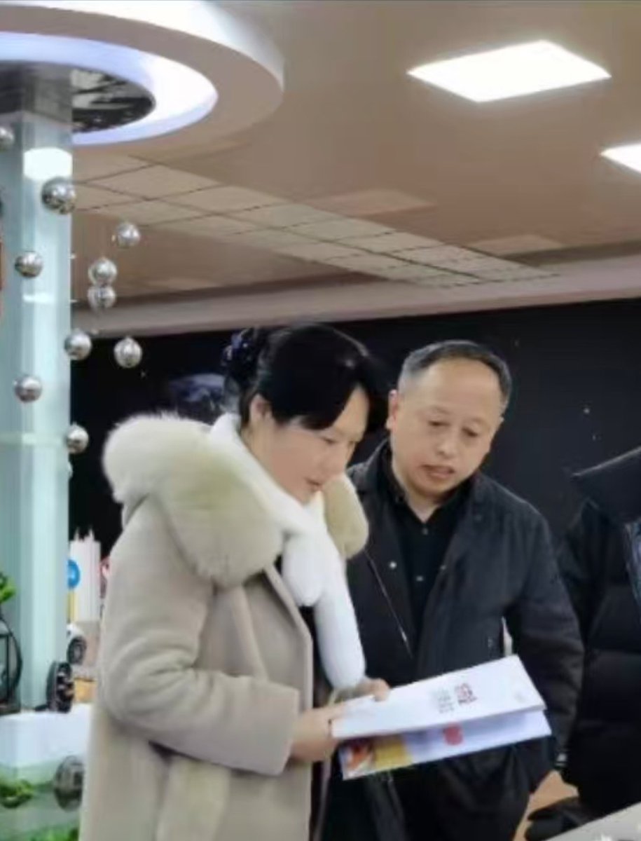 btcmos's tweet photo. 刚得到的内部材料：
山东泰安女副局长郭蕾 ——和她的07后男友陈某宇真容曝光

看到了？
女领导也喜欢的是05后，这老弟的肌肉和身材也可以。
有点像体育生，这就是体育生含金量！

领导扛不住这魅力，然后被炸了20万！

陈某宇能把副局长敲诈成功20多万，主要原因是他是未成年，同时还掌握了这女的很多隐私，通过恋爱拿到了黑料。

不得不说
不愧是考公大省，考不上局长，那就上了局长，

服不服？