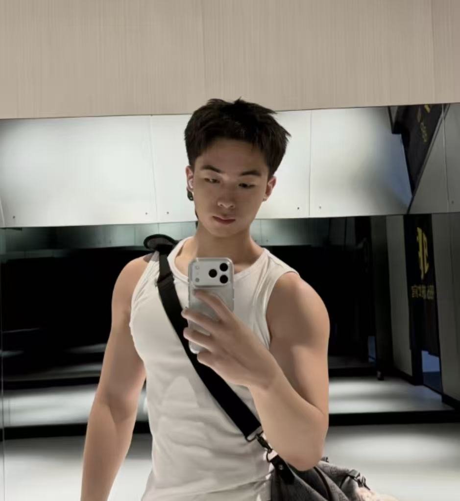 btcmos's tweet photo. 刚得到的内部材料：
山东泰安女副局长郭蕾 ——和她的07后男友陈某宇真容曝光

看到了？
女领导也喜欢的是05后，这老弟的肌肉和身材也可以。
有点像体育生，这就是体育生含金量！

领导扛不住这魅力，然后被炸了20万！

陈某宇能把副局长敲诈成功20多万，主要原因是他是未成年，同时还掌握了这女的很多隐私，通过恋爱拿到了黑料。

不得不说
不愧是考公大省，考不上局长，那就上了局长，

服不服？