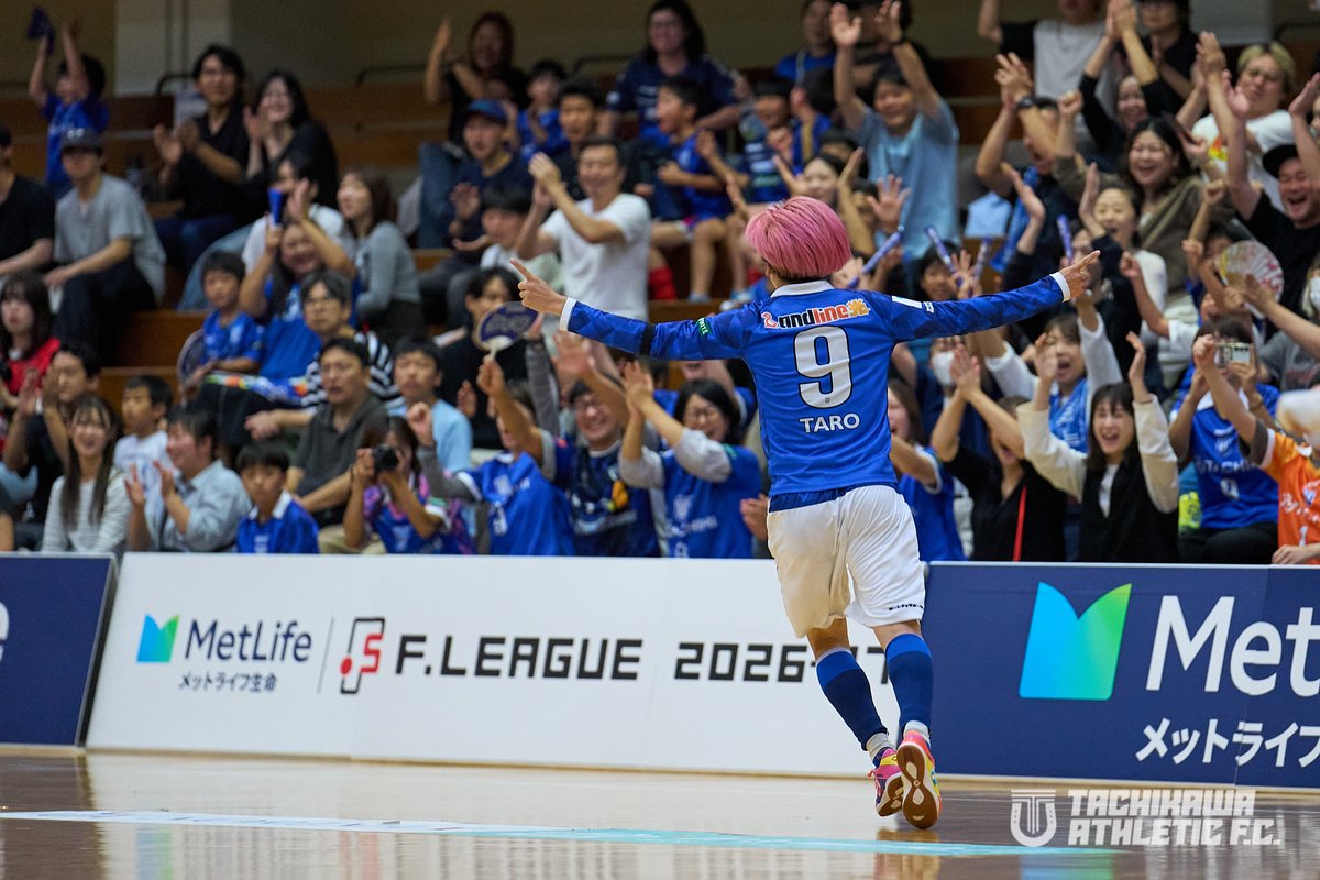 tachikawa_athle's tweet photo. 🔵11/1 PICK UP PLAYER🔵

＼ 11/1 大阪戦 注目選手👀 ／

🔥上位リーグ進出を懸けたライバルとの直接対決🔥
そんな一戦に備え「PICK UP PLAYER」をご紹介❗

🔵立川アスレティックFC
🙋‍♂️#酒井遼太郎 選手
力強いシュートとアグレッシブなプレーでチームに活力を与えるキープレイヤー💥
勝利への道を切り開く、躍動感あふれるプレーに注目です👀✨️

🟠シュライカー大阪
🙋‍♂️#加藤翼 選手
通算100ゴール超えの実績を誇る背番号10。
 大型PIVOとして、ゴール前で脅威となるプレーに要注意です🚨

6月のアウェイ戦ではラスト1秒の得点で勝利したアスレ。

11/1ホーム・泉体育館でチームを勢いづける勝利を掴み取れるか⁉️

両チームのキープレイヤーのプレーに注目です！

#立川アスレティックFC
#メットライフ生命Ｆリーグ
