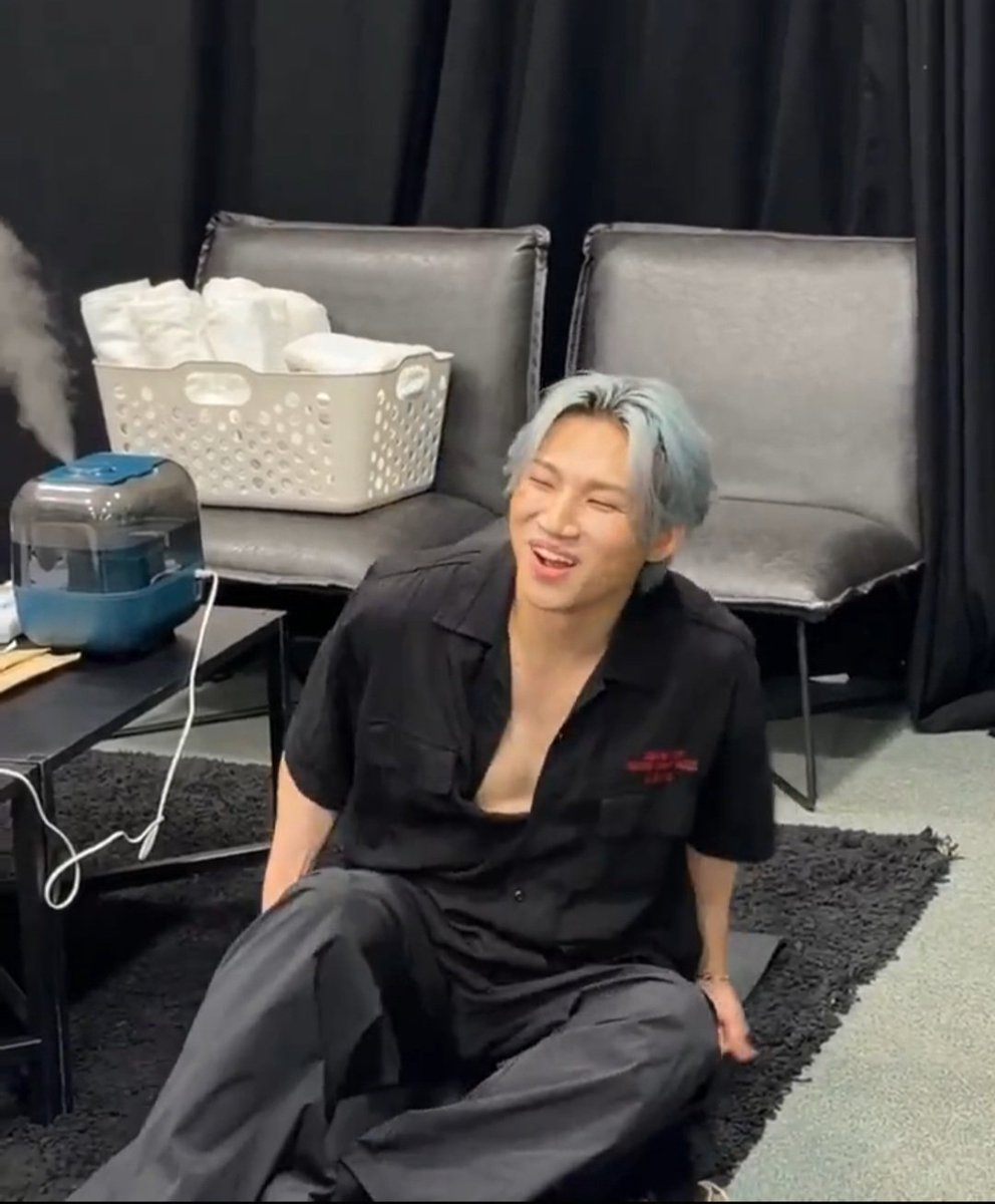 nocontextbb05's tweet photo. 아니 지금 이 사진 속에서의 정보량이 너무 많아서
눈을 어따 둬야할지 모르겠는 상태 omg https://t.co/YqOGYq2286