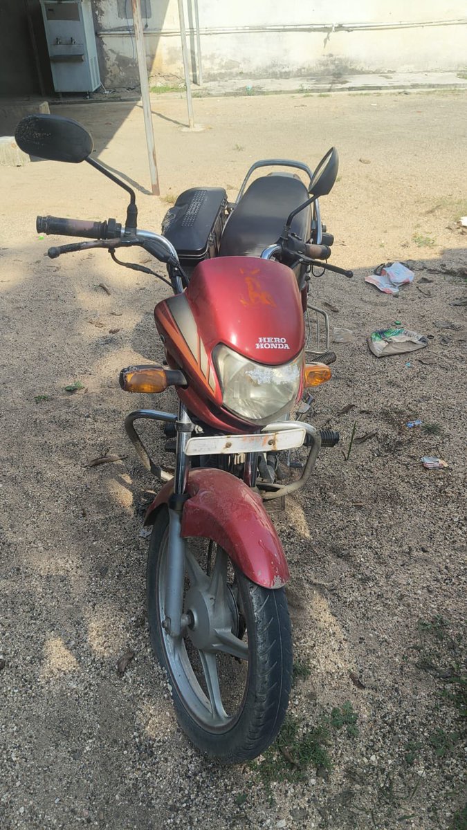spkoderma1's tweet photo. नवलशाही थाना क्षेत्र में अज्ञात शव बरामदगी मामले का 48 घंटे के अंदर सफल उद्भेदन। मृतक की पहचान नरेश ठाकुर के रूप में हुई। हत्याकांड में संलिप्त 02 अभियुक्त गिरफ्तार। घटना में प्रयुक्त मोटरसाइकिल एवं मृतक के दस्तावेज बरामद।@DigHazaribagh https://t.co/uayuBe222G