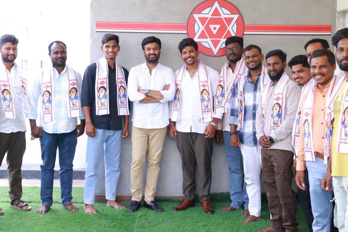 ratna_pilla's tweet photo. జనసేన పార్టీ తెలంగాణ రాష్ట్ర జాయినింగ్ కమిటీ మెంబర్ శ్రీమతి తనూజా రెడ్డి ఆధ్వర్యంలో, జనసేన పార్టీ ప్రధాన కార్యదర్శి శ్రీ రామ్ తాళ్లూరి సమక్షంలో యాకుత్‌పుర అసెంబ్లీ నియోజకవర్గంకు చెందిన యూత్ జాయిన్ అయ్యారు https://t.co/41BK6dZZUF