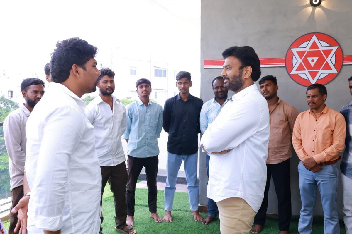 ratna_pilla's tweet photo. జనసేన పార్టీ తెలంగాణ రాష్ట్ర జాయినింగ్ కమిటీ మెంబర్ శ్రీమతి తనూజా రెడ్డి ఆధ్వర్యంలో, జనసేన పార్టీ ప్రధాన కార్యదర్శి శ్రీ రామ్ తాళ్లూరి సమక్షంలో యాకుత్‌పుర అసెంబ్లీ నియోజకవర్గంకు చెందిన యూత్ జాయిన్ అయ్యారు https://t.co/41BK6dZZUF