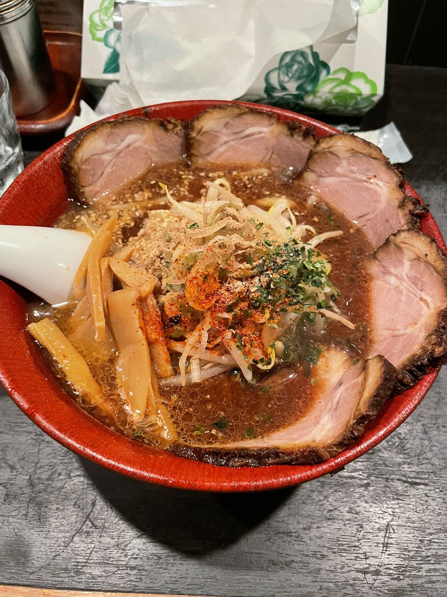 Crysepia's tweet photo. みなさんメシの写真を貼ってくれてて恐縮なので、こちらも美味そうなラーメンを貼っておきますね https://t.co/aOiYBOpOLj