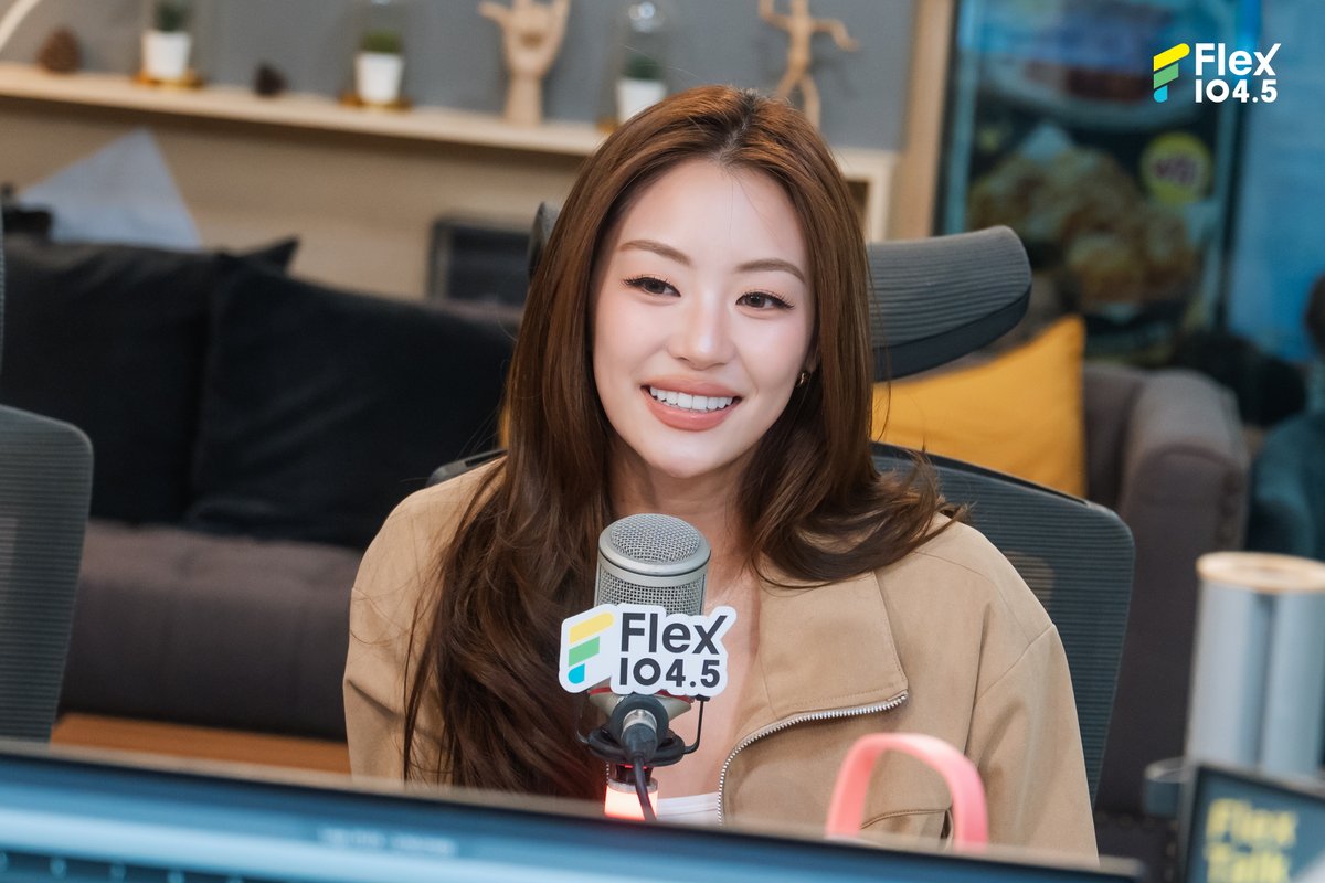 Flex_Connect's tweet photo. เก็บตกภาพบรรยากาศความสนุกจากรายการ Flex Talk เมื่อวันศุกร์ที่ 2 ต.ค. ที่ผ่านมา ได้ต้อนรับแขกรับเชิญสุดพิเศษ ลีน่า-หมิว ที่ควงคู่กันมาเปิดใจเล่าเบื้องหลังสุดเข้มข้นจากซีรีส์เรื่องดัง “PLS Love รักได้ไหม” ทั้งแชร์โมเมนต์ความประทับใจ ความท้าทายในการรับบทบาท และเคมีที่เข้ากันสุด ๆ จนแฟน ๆ ในไลฟ์ใจฟูกันไปตาม ๆ กัน 💖

ฝากเป็นกำลังใจให้ ลีน่า-หมิว ในซีรีส์ “PLS Love รักได้ไหม” สามารถรับชมได้ทุกวันศุกร์ เวลา 20:30 น. ดูทีวีกด 33 ดูออนไลน์ที่ 3Plus และดูย้อนหลังได้ที่แอป 3Plus Premium, iQIYI 📺🎬

📌ดูรายการ Flex Talk ย้อนหลังได้ทาง YouTube : FlexConnect
https://t.co/UyxyZqZS9u

@lena__lorena @miunatshaa @LenaMiu_CH3
.
#Flex1045xPlsLoveรักได้ไหม
#ลีน่าหมิว #LenaMiu #PlsLoveรักได้ไหม
#FlexTalk #FlexConnect #Flex1045