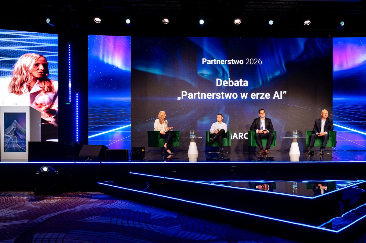 ComarchGroup's tweet photo. 🚀 Partnerstwo 2026! Wspólnie rozwijamy przyszłość Comarch ERP.

W Warszawie spotkaliśmy się z Partnerami z całej Polski, by rozmawiać o rozwoju ERP, nowych możliwościach biznesowych i praktycznym wykorzystaniu AI.

Zbigniew Rymarczyk, Wiceprezes Comarch i Dyrektor sektora ERP podkreślił, że AI uwalnia czas i pozwala lepiej poznawać procesy Klientów. Tomasz Stachlewski, CTO, opowiedział o agentach AI, nowej architekturze ERP i ekosystemie Marketplace oraz AI Hub. 

🤝 Partnerstwo to fundament naszego rozwoju.  Jarosław Mikos, CEO Comarch, zaznaczył:

„Głęboko wierzę, że biznes to sztuka dzielenia się, dlatego chcemy inwestować w naszych partnerów, rozwijać ich kompetencje i wspierać ich wzrost. Wiemy, że nie chodzi wyłącznie o wiedzę, ale również o to, aby partnerzy mogli odnosić sukcesy komercyjne i czerpać satysfakcję ze swojej pracy.”

Dziękujemy, że wspólnie budujecie przyszłość Comarch ERP! ❤️

#Comarch #ComarchERP #Partnerstwo2026 #AI @comarch