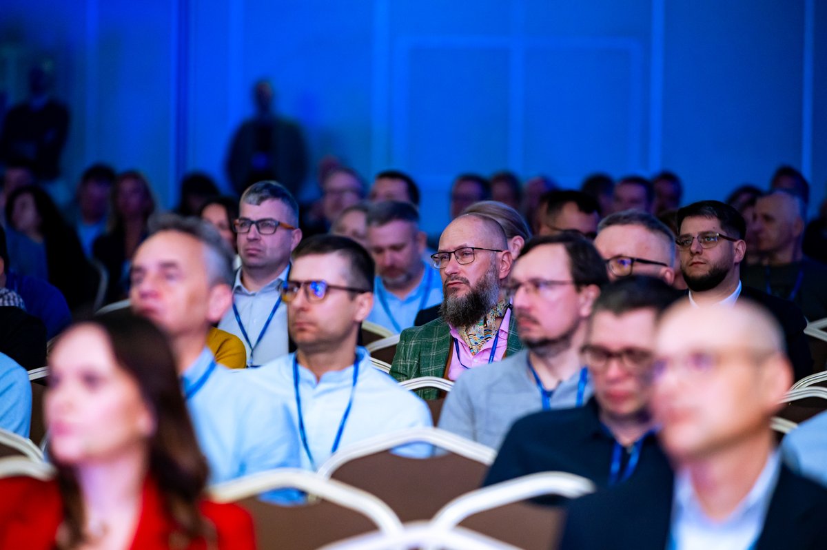 ComarchGroup's tweet photo. 🚀 Partnerstwo 2026! Wspólnie rozwijamy przyszłość Comarch ERP.

W Warszawie spotkaliśmy się z Partnerami z całej Polski, by rozmawiać o rozwoju ERP, nowych możliwościach biznesowych i praktycznym wykorzystaniu AI.

Zbigniew Rymarczyk, Wiceprezes Comarch i Dyrektor sektora ERP podkreślił, że AI uwalnia czas i pozwala lepiej poznawać procesy Klientów. Tomasz Stachlewski, CTO, opowiedział o agentach AI, nowej architekturze ERP i ekosystemie Marketplace oraz AI Hub. 

🤝 Partnerstwo to fundament naszego rozwoju.  Jarosław Mikos, CEO Comarch, zaznaczył:

„Głęboko wierzę, że biznes to sztuka dzielenia się, dlatego chcemy inwestować w naszych partnerów, rozwijać ich kompetencje i wspierać ich wzrost. Wiemy, że nie chodzi wyłącznie o wiedzę, ale również o to, aby partnerzy mogli odnosić sukcesy komercyjne i czerpać satysfakcję ze swojej pracy.”

Dziękujemy, że wspólnie budujecie przyszłość Comarch ERP! ❤️

#Comarch #ComarchERP #Partnerstwo2026 #AI @comarch