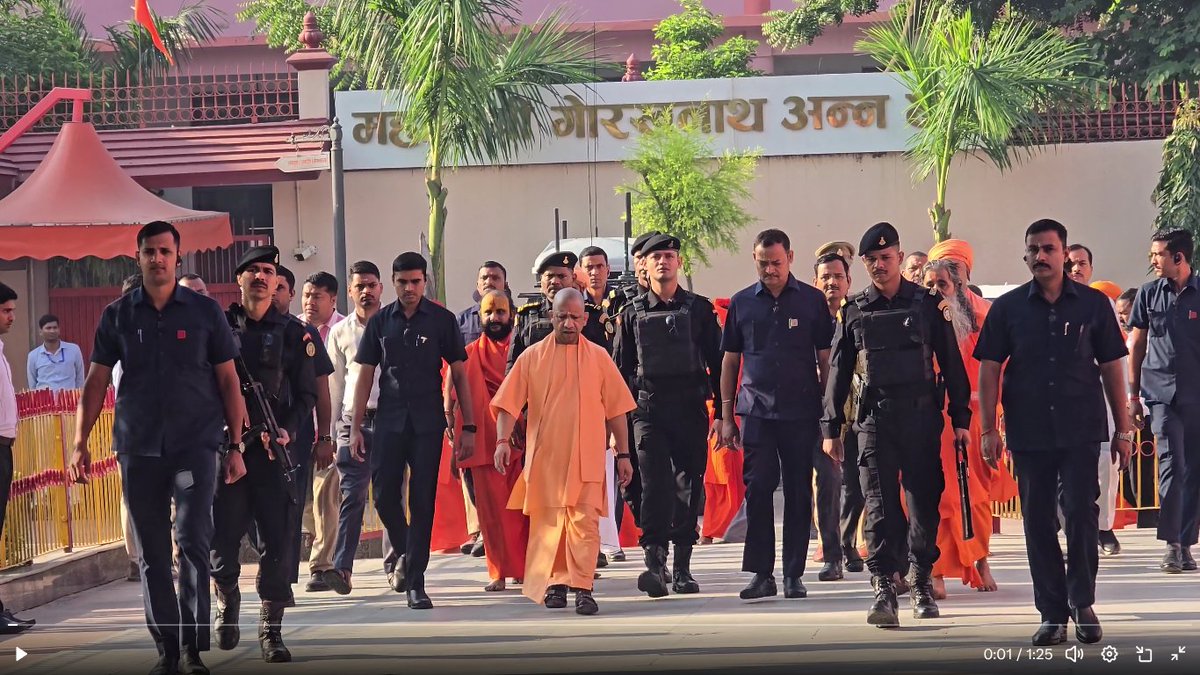 ManishCase's tweet photo. Agar #UttarPradesh ka #LawAndOrder theek kar diya 
to #9Saal ke baad bhi 
#MandirKeParisar ke andar #JantaKeDarshan ke liye 

bhi itni #taxpayer funded #security ki zaroorat 

kyon padhti hai #MiniMe #Maharaj ko ? https://t.co/rL41WreMlt