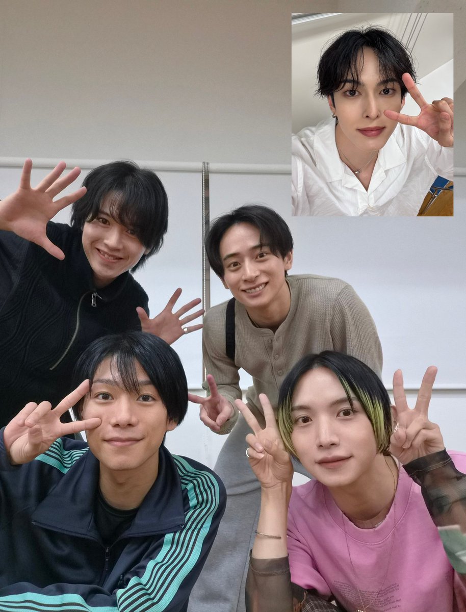 _toman_iro's tweet photo. ｢L4mps｣で取材を受けまして、
ようやく揃うことができました🤞🏻✨

慧君は大阪で公演中なので
リモート参加でしたが
心地よい雰囲気な夜班でした

今度は５人揃ってお食事を約束

@OmotenashiSTAGE 
#おもステ https://t.co/K1EZjVZM2I