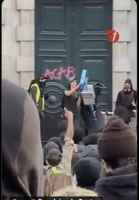 ObserverEffectX's tweet photo. @S_Kbreizh Un premier suspect a été interpellé ? J'espère qu'il s'agit de celui qui casse la porte sans cagoule, sans masque pour dissimuler son visage, sans crainte d'être reconnu ou même sanctionné... https://t.co/9XcdTRuhpN