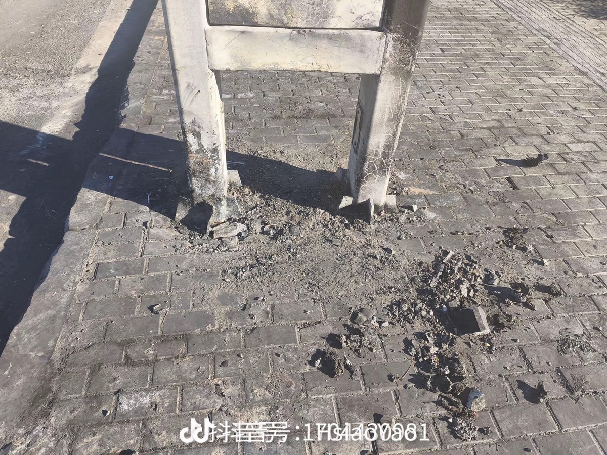 cherylnatsu's tweet photo. 我国基建做得还是不错的，这是被号称时速139km的钢铁车身问界撞击过的杆子 https://t.co/u3FZSfwBFh
