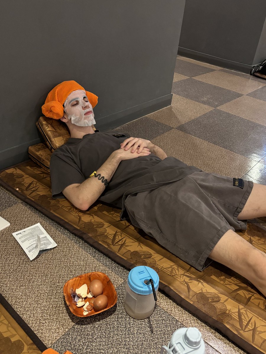 ADRIANBIOSCA's tweet photo. in seoul for: 🧖🏻💆🏻‍♂️🛍️🍜 https://t.co/tISZRH05Bq